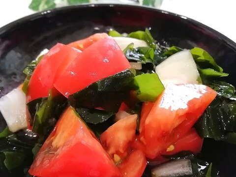 ポン酢でさっぱり！トマト玉葱わかめサラダ